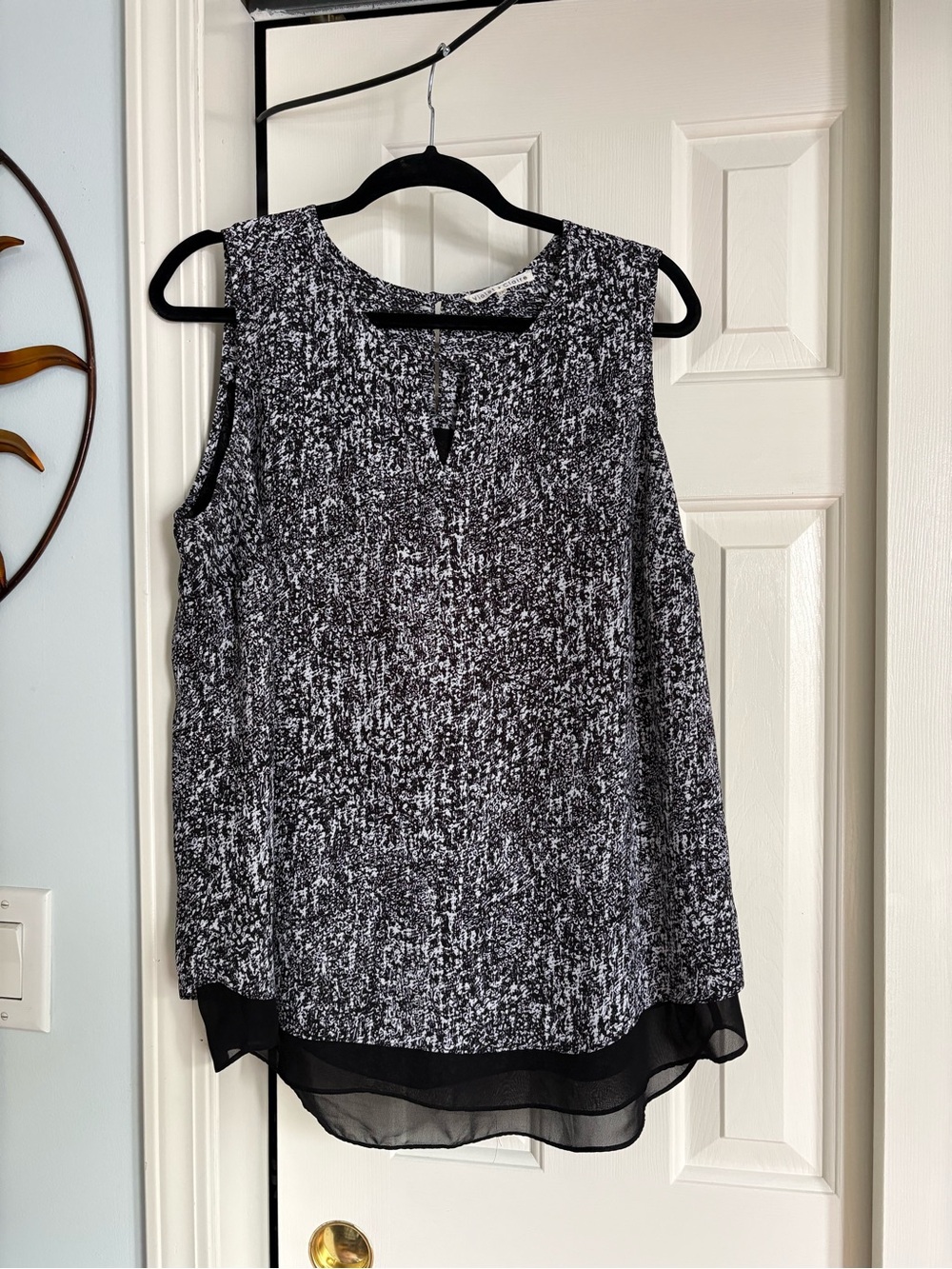 Violet & Claire Black and White Sleeveless Layered Hem Blouse